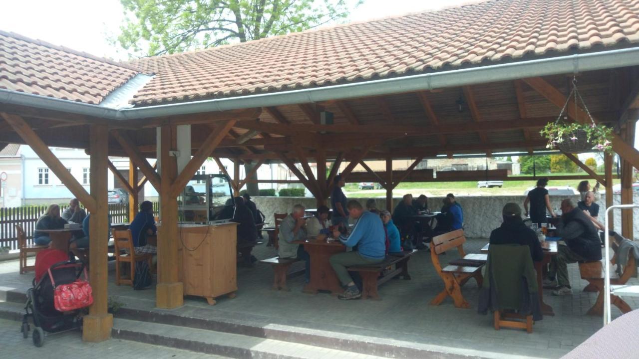 Restaurace A Penzion Ubrousku Prostri Se Nová Bystřice Zewnętrze zdjęcie